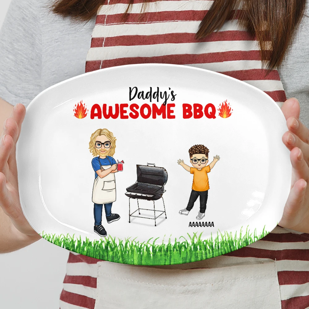 Personalized BBQ grilling plate with family illustration, "Daddy's Awesome BBQ" design, ideal gift for dad.